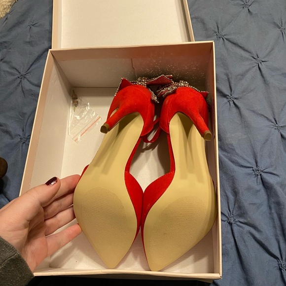 Red Pumps w Bow Detail - Picture 5 of 5